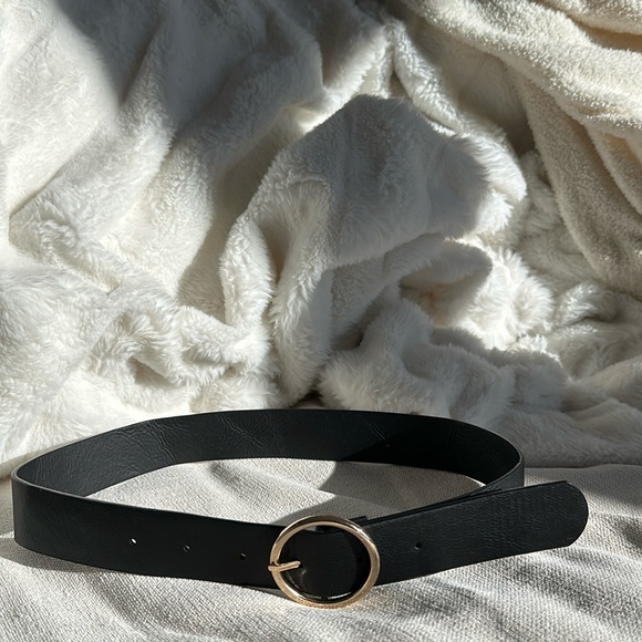 Brandy Melville Gold Belt - Picture 2 of 2